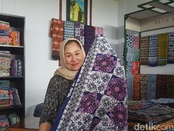 Hari Batik, Kamu Sudah Kenal Guru Batik Nasional yang Dinobatkan Jokowi Ini?