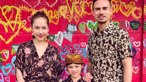 Gaya Kompak Keluarga Pakai Batik, Mana Paling Keren?