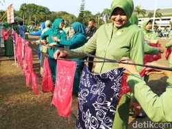 Serunya Ratusan Perempuan Membatik di Markas Militer Semarang