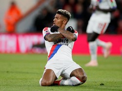 Patrick van Aanholt merayakan golnya ke gawang Bournemouth. Sejak musim lalu, Van Aanholt (6 gol) sebagai bek cuma kalah produktif dari Marcos Alonso (7 gol). (David Klein/REUTERS)