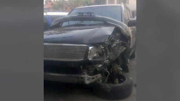 Bagian depan mobil Marko Simic hancur setelah menabrak mobil patroli polisi. (