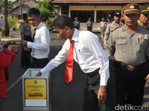 Polisi, TNI dan Mahasiswa Galang Dana Korban Gempa di Sulteng Polisi, TNI dan Mahasiswa Galang Dana Korban Gempa di Sulteng