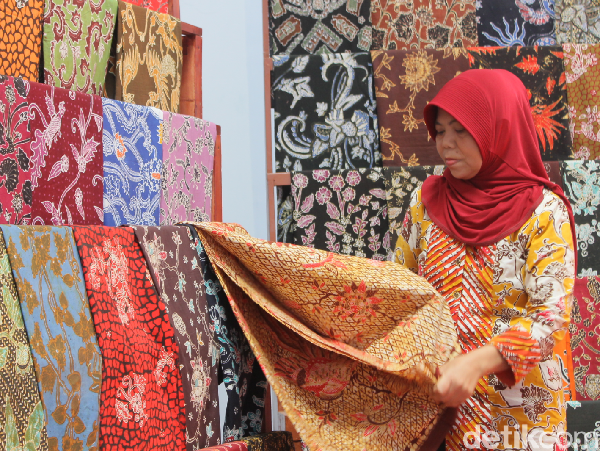 Batik Yang  Motifnya Dibuat  Dengan  Hanya Menggunakan Tangan  