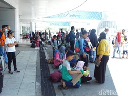 Terminal Bandara Palu Rusak, Warga Tunggu Pesawat di Pinggir Landasan