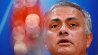 Mourinho, yang sepekan terakhir banyak merengut jika ditanya tentang MU, kali ini menjawab pertanyaan pertanyaan wartawan sambil tersenyum. (Reuters/Jason Cairnduff)