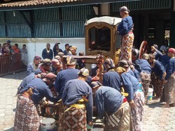 Melihat Ritual Jamasan Kereta Pusaka Keraton Yogyakarta