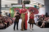 Nirina Zubir dan anak-anaknya.