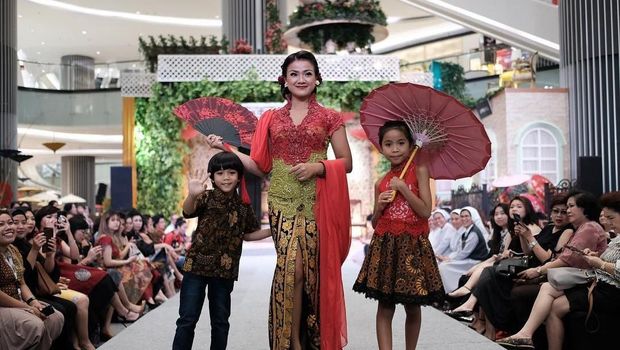 Nirina Zubir dan dua anaknya.