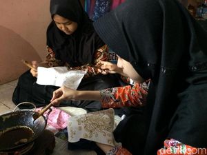 Siswi SMP di Ciamis Asyik Membatik di Hari Batik Nasional