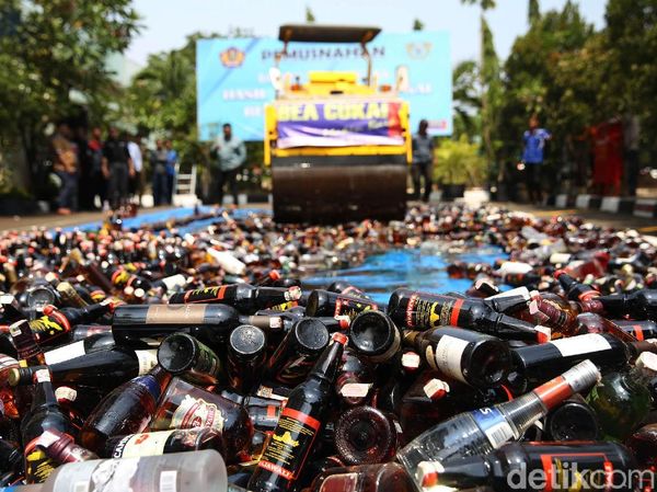 Bea Cukai Gilas Miras dan Bakar Rokok Ilegal