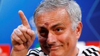 Mourinho malah sempat melontarkan jokes saat ditanya soal level Manchester United yang tengah menurun. (Reuters/Jason Cairnduff)