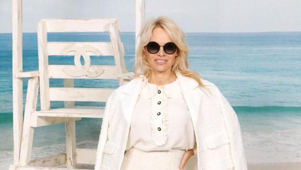 Foto: Tampil Beda, Pamela Anderson Bergaya Elegan di Fashion Show Chanel