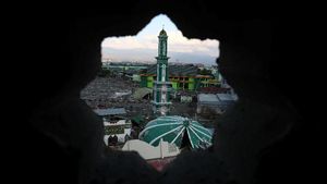 Diterjang Tsunami Menara Masjid Baiturrahman Kokoh Berdiri