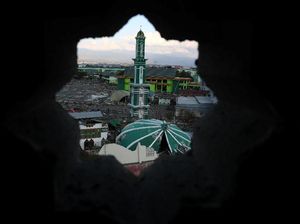 Diterjang Tsunami Menara Masjid Baiturrahman Kokoh Berdiri