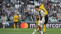 Aksi Dybala mencetak gol pertamanya di menit lima (Emilio Andreoli/Getty Images)