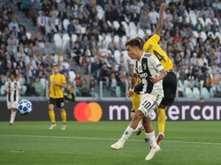 Aksi Dybala mencetak gol pertamanya di menit lima (Emilio Andreoli/Getty Images)