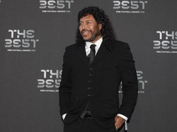 Rene Higuita dengan tampilan barunya. Saya capek menjadi Rene yang jelek. Saya mau menjadi Rene yang tampan, ucapnya saat ditanya soal operasi plastik yang dia lakukan. (AFP PHOTO / Adrian DENNIS)