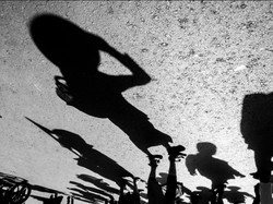 bayangan barisan para peserta karnaval