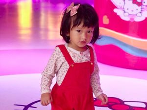 Foto-foto Menggemaskan Salma, Cucu Ratna Sarumpaet yang Cantik