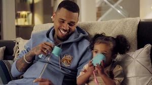 Sempat Dekat dengan Agnez Mo, Ini Pose Chris Brown Saat Makan Kepiting