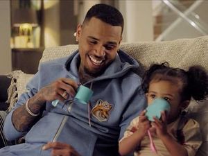 Sempat Dekat dengan Agnez Mo, Ini Pose Chris Brown Saat Makan Kepiting