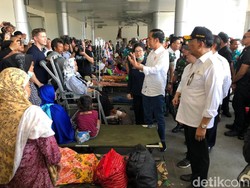 Jokowi Jenguk Korban Gempa Palu yang Dirawat di Bandara