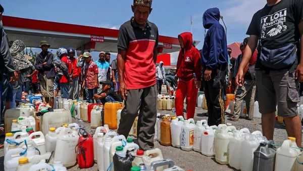 Ratusan Warga Korban Gempa Palu Antre BBM