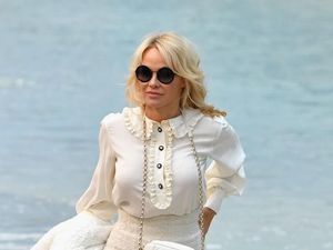 Julian Assange Ditangkap, Mantan Model Seksi Playboy Marah Julian Assange Ditangkap, Mantan Model Seksi Playboy Marah