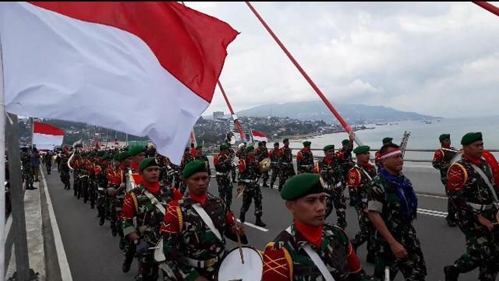 Foto: Meriahnya Pawai Merah Putih di Ambon