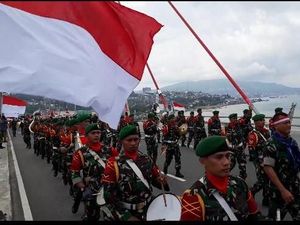 Foto: Meriahnya Pawai Merah Putih di Ambon