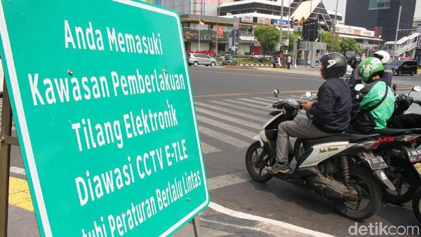 Plang Sosialisasi Tilang Elektronik Dipasang di Sudirman-Thamrin