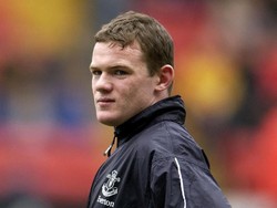 Saat pertama bersinar bersama Everton, Wayne Rooney disebut sebagai salah satu pesepakbola paling jelek. Beberapa tahun setelah gabung Manchester United penampilannya berubah. Untuk memperbaiki penampilannya, Rooney juga menjalani transplantasi rambut. (Jamie McDonald/Getty Images)