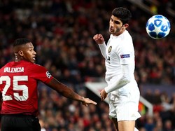 Antonio kalah dalam duel udara dengan pemain Valencia. (Foto: Clive Brunskill/Getty Images)