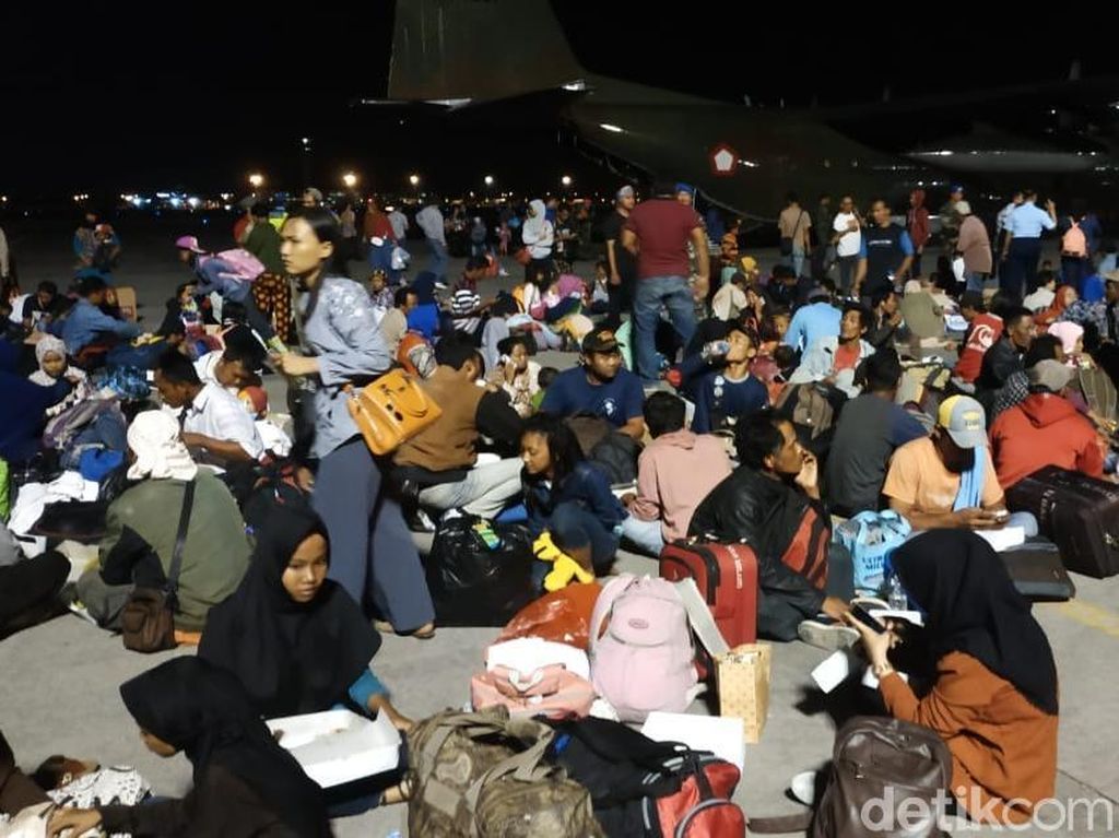 Ratusan Korban Gempa Sulteng asal Jatim Tiba di Bandara Juanda Ratusan Korban Gempa Sulteng asal Jatim Tiba di Bandara Juanda