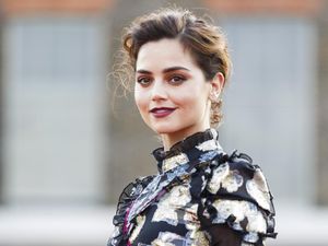 Sosok Artis Cantik Inggris yang Bikin Pangeran Harry Salah Tingkah