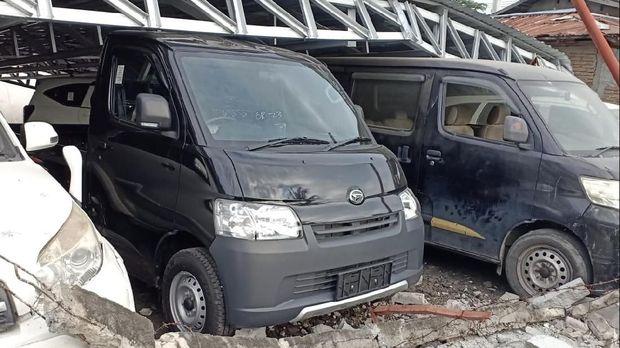 Mobil-mobi Daihatsu tertimpan reruntuhan atap.