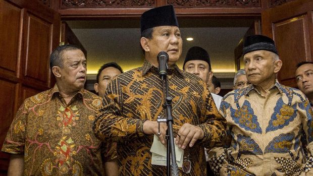 Capres Prabowo Subianto (tengah) bersama Ketua BPN Prabowo-Sandi Djoko Santoso (kiri), dan Dewan Penasehat BPN Amien Rais (kanan) memberikan keterangan pers mengenai dugaan penganiayaan Ratna Sarumpaet, di kediamannya, Jakarta, Selasa (2/10/2018). Saat itu, Prabowo mendesak Polri mengusut kasus Ratna.