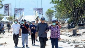 Gaya Susi Tinjau Lokasi Gempa di Palu hingga Sigi