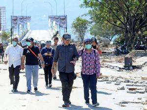Gaya Susi Tinjau Lokasi Gempa di Palu hingga Sigi