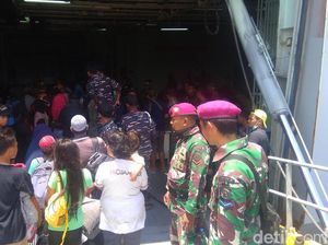 Usai Antar Bantuan, KRI Makassar Angkut Pengungsi dari Palu