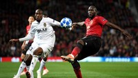 Romelu Lukaku (kanan) mendapat kawalan ketat dari pemain Valencia. (Foto: Michael Regan/Getty Images)