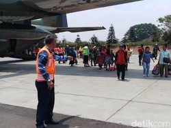 73 Pengungsi Palu Diangkut Hercules Tiba di Lanud Abdulrachman Saleh