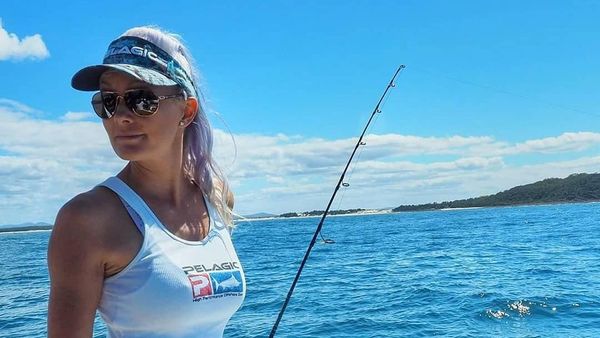 Pesona Brooke Frecklington, Model Seksi yang Suka Banget Mancing Ikan