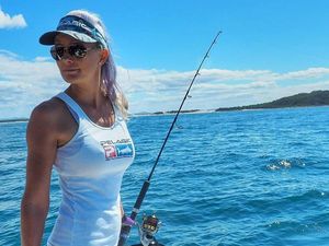 Pesona Brooke Frecklington, Model Seksi yang Suka Banget Mancing Ikan