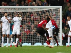 Paul Poga membuat peluang lewat eksekusi tendangan bebas langsung. (Foto: Lee Smith/Reuters)
