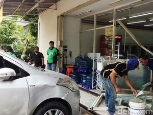 Salah Injak Pedal Gas, Mobil Terobos Minimarket di Bekasi