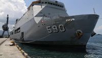 KRI Makassar Angkut Pengungsi Korban Gempa Palu