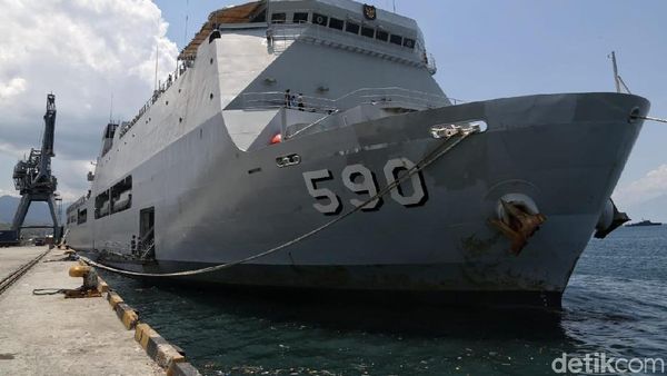 KRI Makassar Angkut Pengungsi Korban Gempa Palu