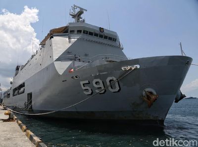 KRI Makassar Angkut Pengungsi Korban Gempa Palu