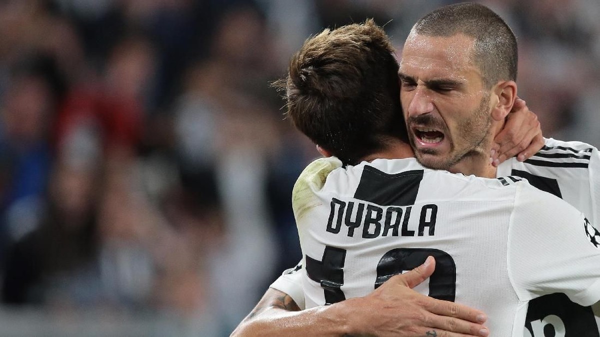 Leonardo Bonucci dan Paulo Dybala tetap dibawa dalam lawatan Juventus ke Porto meski tengah cedera (Foto: Emilio Andreoli/Getty Images)